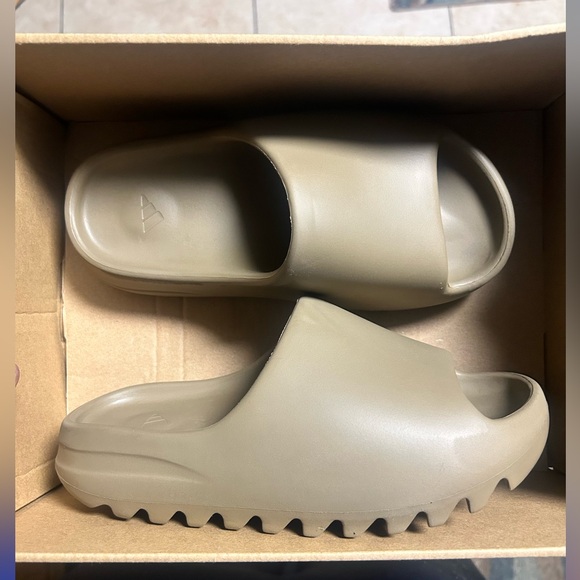 Size 6 women, earthy brown Yeezy slides brand new never been worn before - Picture 1 of 7